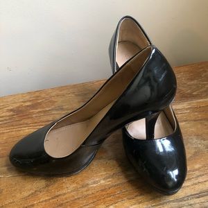 Black heel stiletto pump.